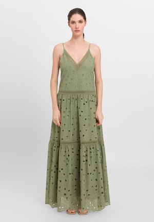 Maxi jurk in olijfgroen, met een V-hals, verstelbare bandjes, geborduurde bloemendetails en een gelaagd, vloeiende rok met uitsparingen.