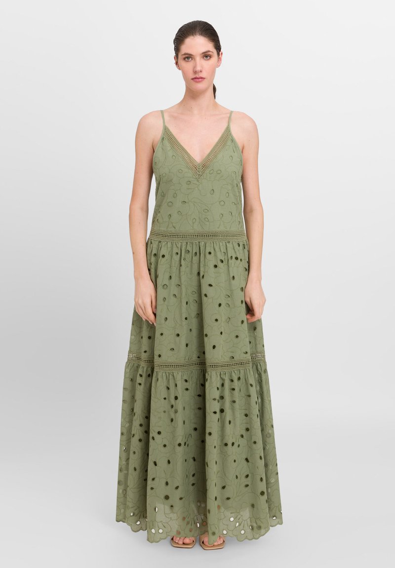 Rochie maxi de culoare verde măsliniu, cu decolteu în V, bretele ajustabile, detalii florale brodate și o fustă stratificată, fluidă, cu decupaje.