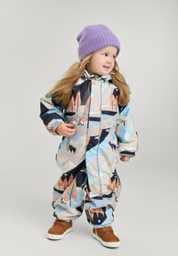 Bunter wasserdichter Overall mit einem geometrischen Waldmuster in Blau, Beige und Orange, ausgestattet mit einer abnehmbaren Kapuze und elastischen Bündchen.