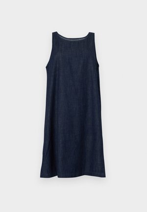 Abito di jeans blu scuro senza maniche con scollo rotondo e silhouette a linea A appeso contro uno sfondo chiaro uniforme.