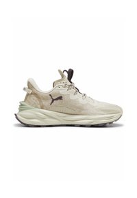 Zapatilla deportiva beige con parte superior texturizada, acentos morados y suela acolchada. Presenta un diseño con estampado y una suela multicolor para mayor tracción.