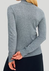 Grau gestrickter Rollkragenpullover mit enganliegendem Design, gerippten Bündchen und glatter Textur, von hinten betrachtet.