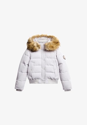 Chaqueta de invierno blanca acolchada con capucha de piel sintética, botones a presión, dos bolsillos laterales y puños de canalé. Textura suave con un diseño acolchado.