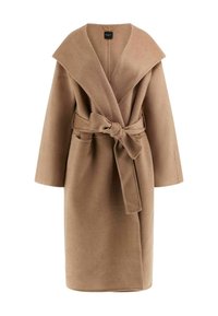 Cappotto avvolgente di lana beige con ampio colletto, maniche larghe e cintura in vita annodata. Caratterizzato da una texture morbida e un design minimalista.