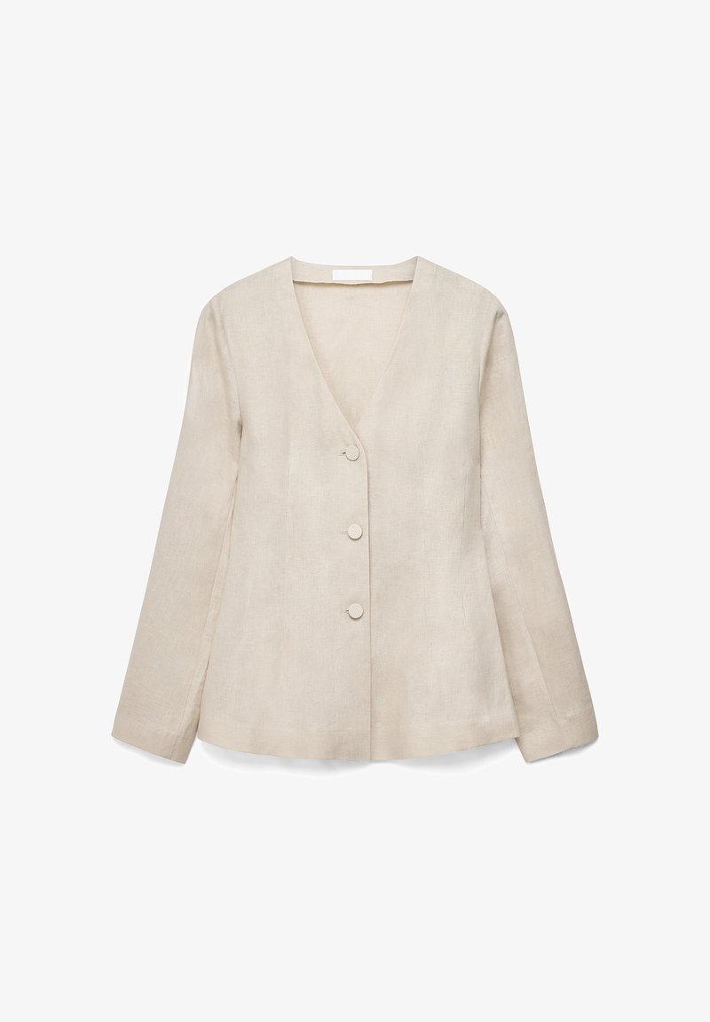 Smėlio spalvos moteriškas ilgomis rankovėmis švarkas su V formos iškirpte, trim apvaliais sagomis ir pritaikyta, aptempta forma, pateiktas ant baltos fono.