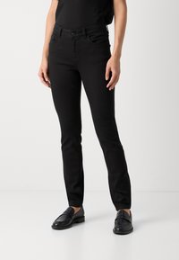 Zwarte denim jeans met een slim fit, voorzien van een knoopsluiting, riemlussen en voorzakken. Glad textuur en op maat gemaakt ontwerp.
