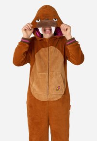 Rjav flis onesie z obliko moržne, ki vsebuje kapuco, kremplje, velik bež trebuh in sprednji žep. Okršeno z grafiko stožca.