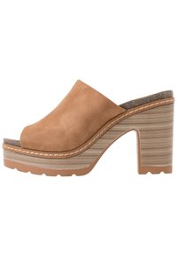 Mule marron à enfiler avec un bout ouvert, talon plateforme en bois texturé épais, et détail de couture le long de la semelle.