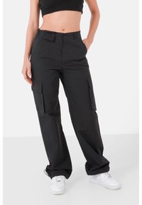 Pantaloni cargo neri realizzati in tessuto leggero con un design a gamba dritta. Presentano ampie tasche laterali e una fascia elastica in vita.