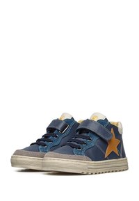 Sneaker in pelle blu navy con chiusura in velcro, lacci a contrasto, punta in suede grigio e un accento a forma di stella marrone sul lato. Suola in gomma.