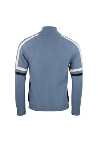 Pull bleu clair à col montant, avec des accents rayés blancs et bleus marine sur les épaules et les bras. Texture douce et tricotée.