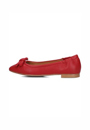Rode leren balletslippers met een ronde neus, voorzien van een klein geknoopt strikje aan de voorkant en een lage houten hak.
