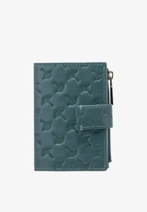 Zelená kožená peněženka s raženými vzory vějíře, páskem se zapínáním na cvoček a zipem na boku pro další úložný prostor.