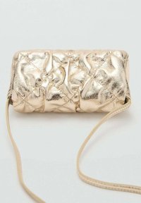 Metalna zlatna clutch torbica s naboranom teksturom, pravokutnog oblika i uklonjivom naramenicom. Ima kviltani dizajn.