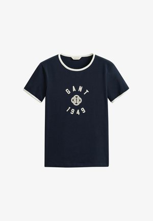 Donkerblauw T-shirt met korte mouwen en witte rand aan de kraag en mouwen, met "GANT 1949" en een cirkelvormig embleem in het wit aan de voorkant.