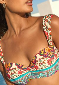 Next SHAPING PADDED BANDEAU STANDARD - Vrchný diel bikín - ecru pink paisley print