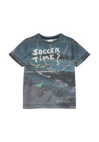 Krátký rukáv bavlněné tričko s fotbalovým motivem, modrošedé pozadí, zelená grafika dinosaura a texty "FOTBALOVÝ ČAS?" a "AHOJ!".