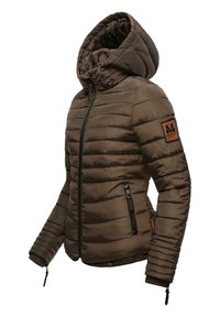 Veste rembourrée marron avec capuche et fermeture éclair, dotée d'un matériau texturé, de poches latérales et d'un écusson logo sur le bras.
