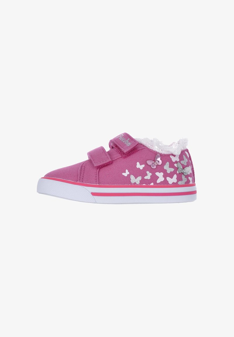 Zapatilla de lona rosa con dos correas de velcro, suela blanca y borde decorativo de encaje. Presenta detalles en forma de mariposa plateados y blancos.