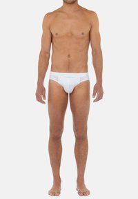 Weiße Herrenunterhosen aus weichem Stoff. Sie verfügen über eine enge Passform, eine glatte Textur und einen elastischen Bund für Komfort und Unterstützung.