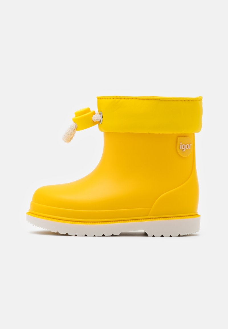 Botte de pluie en caoutchouc jaune avec une semelle blanche, un embout arrondi et un haut à revers pliable. Présente un accent décoratif de cordon.