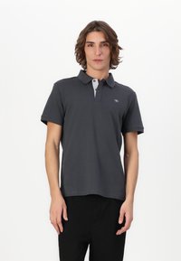 Tricou polo gri cu guler contrastant de gri deschis, mâneci scurte și un mic logo brodat pe piept. Țesătură de bumbac netedă.