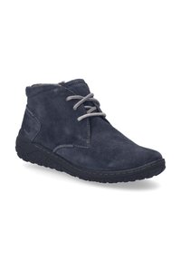 Bottine en suede grise avec semelle en caoutchouc noire, présentant des lacets gris et un bout rond. Des détails de couture ajoutent de la texture au design.