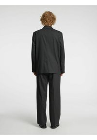 Sort dress med en skreddersydd jakke og bukser med vide ben, som har en glatt tekstur, klassiske slag og et minimalistisk design.