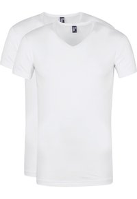 Witte katoenen V-hals T-shirts, korte mouwen, gladde textuur, standaard pasvorm, label zichtbaar op de halslijn, twee T-shirts op elkaar gestapeld.
