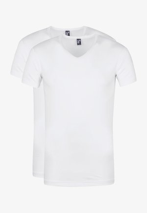 Witte katoenen V-hals T-shirts, korte mouwen, gladde textuur, standaard pasvorm, label zichtbaar op de halslijn, twee T-shirts op elkaar gestapeld.