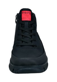 Schwarze Sneaker mit dicker Gummisohle, schwarzen Schnürsenkeln und einem roten Zungenetikett, das den Markennamen "bugatti" und die Zahl "78" zeigt.