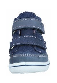 Marineblaue Wildleder-Sneaker mit zwei verstellbaren Klettverschlüssen, hellrosa Nähten und einer weißen Gummisohle, mit einer strukturierten Oberseite.