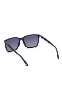 Gafas de sol azul marino con acabado mate. Las lentes cuadradas presentan un tinte degradado. Patillas delgadas con detalles en plata y el logotipo.