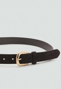Ceinture en daim noir avec une boucle rectangulaire dorée, posée à plat sur un fond gris, affichant trois trous d'ajustement.