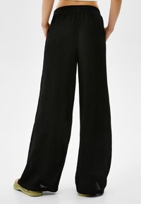 Bershka Tygbyxor - black