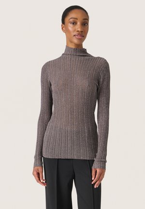 Pulover cu guler înalt cu nervuri, de culoare gri închis, cu accente metalice. Mâneci lungi și o silueta ajustată, realizat dintr-un material moale și texturat.