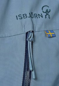 Blå vattentät jacka med dragkedja framtill, ISBJÖRN-logotyp och svensk flagga. Slät textur med en hållbar tygfinish.