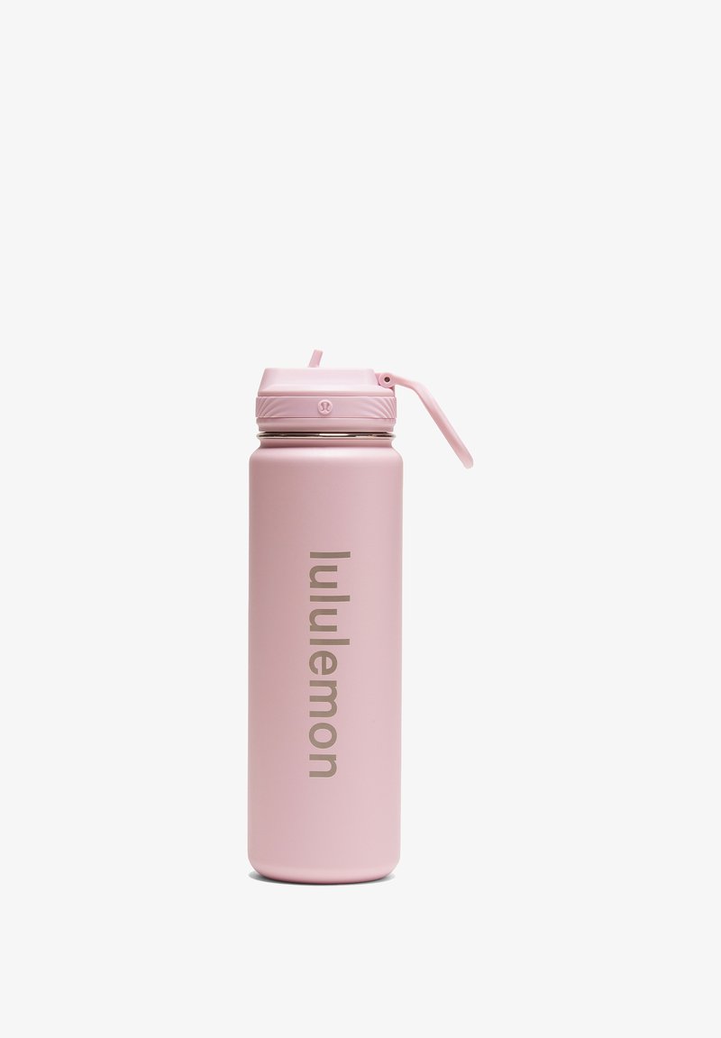 Lyserød vandflaske i rustfrit stål med skruelåg, der har et flip-top låg og mærkenavnet "lululemon" i gyldne bogstaver.