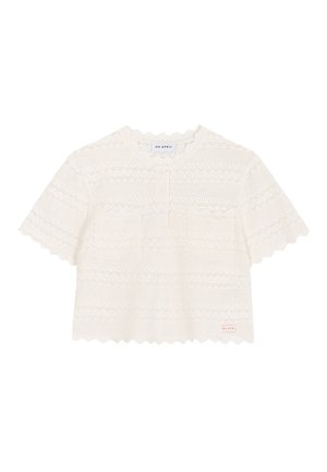 Bílý krátký rukáv pletený top s vlnkovanými okraji, složitým krajkovým vzorem, zapínáním na knoflíky vpředu a štítkem „Oh April“ na výstřihu a lemu.