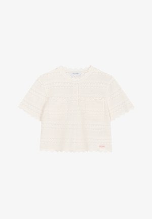 Bílý krátký rukáv pletený top s vlnkovanými okraji, složitým krajkovým vzorem, zapínáním na knoflíky vpředu a štítkem „Oh April“ na výstřihu a lemu.