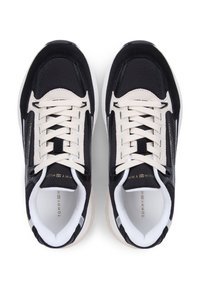 Μαύρα και μπεζ αθλητικά παπούτσια με επάνω μέρος από δίχτυ και σουέτ λεπτομέρειες, στρογγυλά κορδόνια και μονή λευκή και μπεζ ελαστική σόλα.