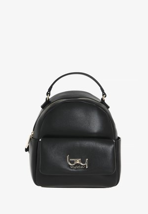 Zaino in pelle nera con design arrotondato, dotato di una tasca frontale e accessori in metallo dorato. Tessuto liscio con manico superiore.