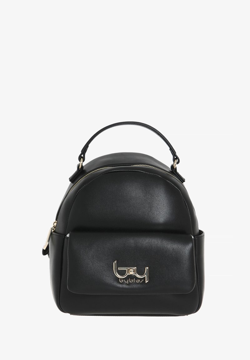 Zaino in pelle nera con design arrotondato, dotato di una tasca frontale e accessori in metallo dorato. Tessuto liscio con manico superiore.