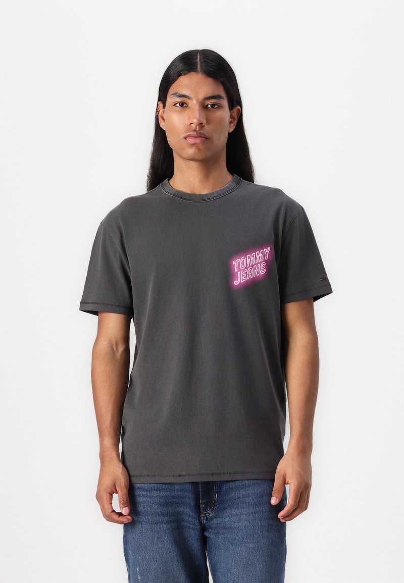 Tommy Jeans NOVELTY FAIR TEE - Triko s potiskem - black