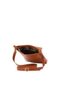 Borsa in pelle color tan con zip superiore, tracolla regolabile e fodera interna a quadri. Presenta una texture liscia e un design elegante.