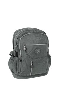 Donkergrijze canvas rugzak met meerdere ritszakken, verstelbare schouderbanden en een ronde logo patch aan de voorkant. Duurzaam, gestructureerd materiaal.