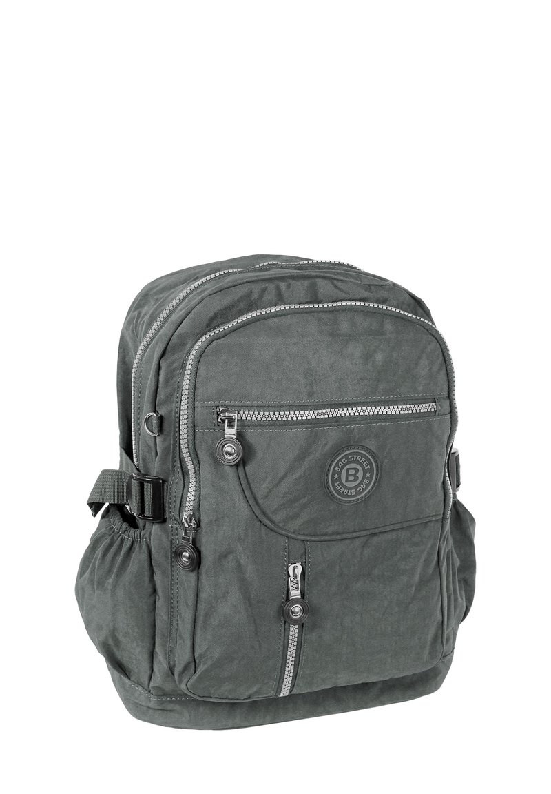Donkergrijze canvas rugzak met meerdere ritszakken, verstelbare schouderbanden en een ronde logo patch aan de voorkant. Duurzaam, gestructureerd materiaal.