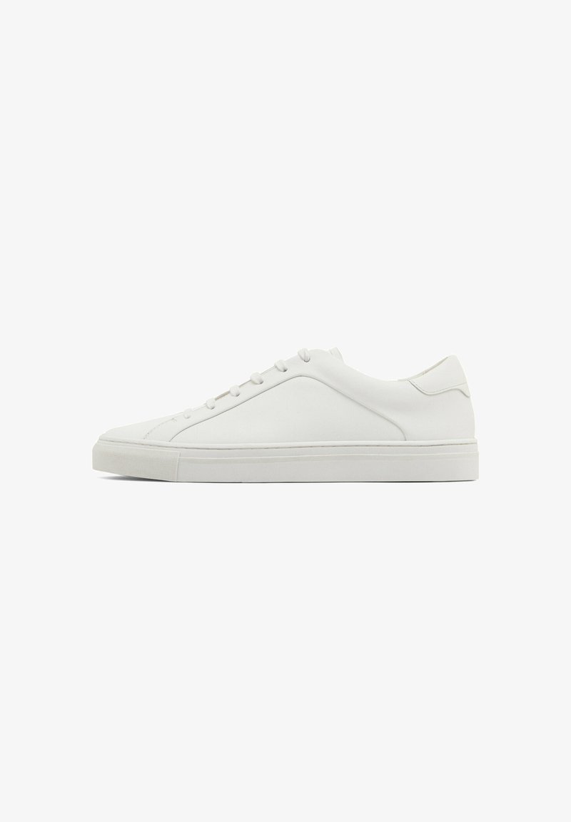 Witte leren sneaker met een ronde neus, platte zool en minimalistisch ontwerp. Heeft zes veterogen en een subtiele naaddetail aan de zijkant.