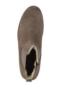 Bruine suède enkellaars met een zachte voering, elastische zijpanelen en een achterste trekhaak. Voorzien van een ronde neus en een platte rubberen zool.