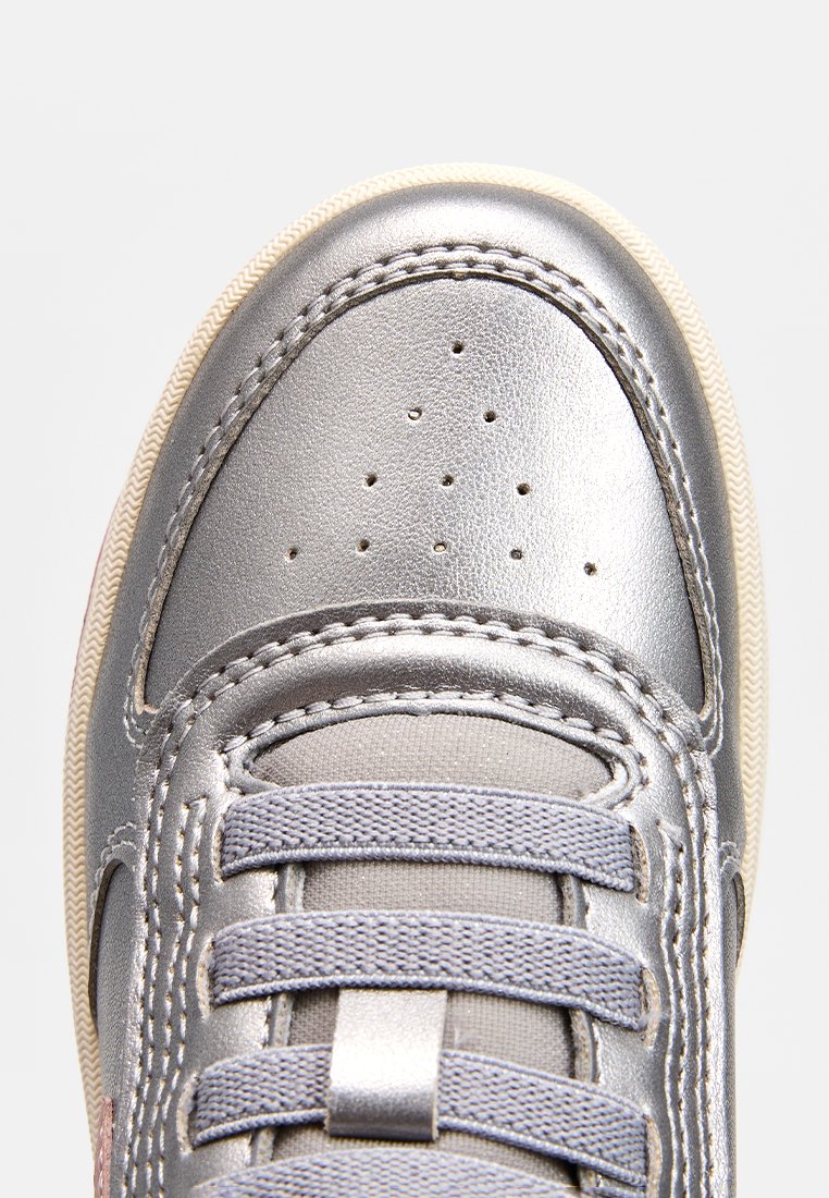 Metallisch silberner Sneaker mit glattem Obermaterial, Perforationen, strukturierten Schnürsenkeln und einer beigen Gummisohle. Mit Nähdetails.